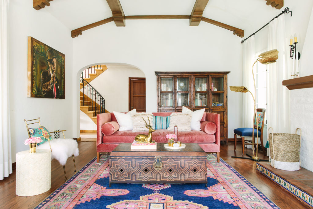inspiration and tips how to decorate like a design pro mixing textures pink sofa caitlin wilson navy kismet rug